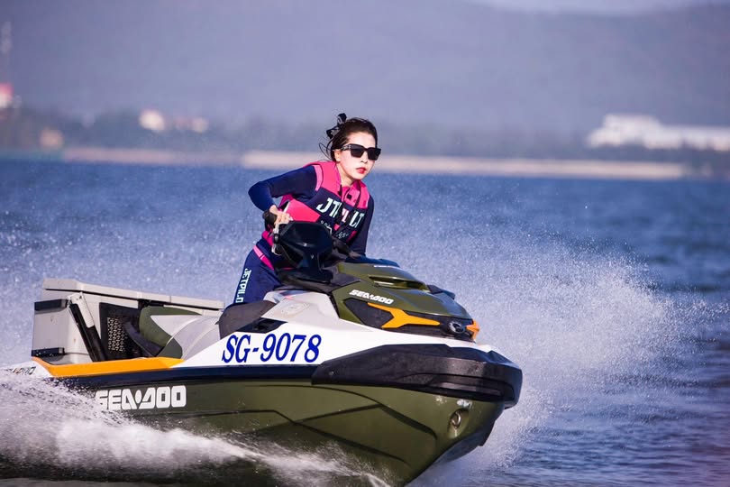 91 Wangge 2800 ¥ đặt lịch hẹn trực tuyến với một cô gái xinh đẹp và mảnh mai, có làn da trắng và bộ ngực đẹp...